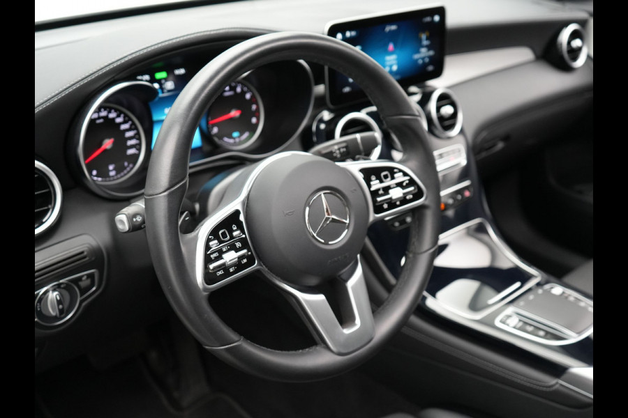 Mercedes-Benz GLC 300e 4MATIC AMG Night Plug in Hybrid 320pk | PHEV | Panodak | Trekhaak af Fabriek | Carplay | Navi | Camera | Spraakbediening | DAB | Stoelverwarming | Cruise Control |