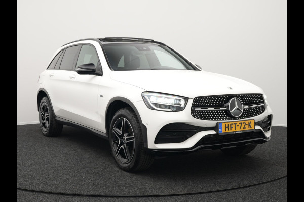 Mercedes-Benz GLC 300e 4MATIC AMG Night Plug in Hybrid 320pk | PHEV | Panodak | Trekhaak af Fabriek | Carplay | Navi | Camera | Spraakbediening | DAB | Stoelverwarming | Cruise Control |