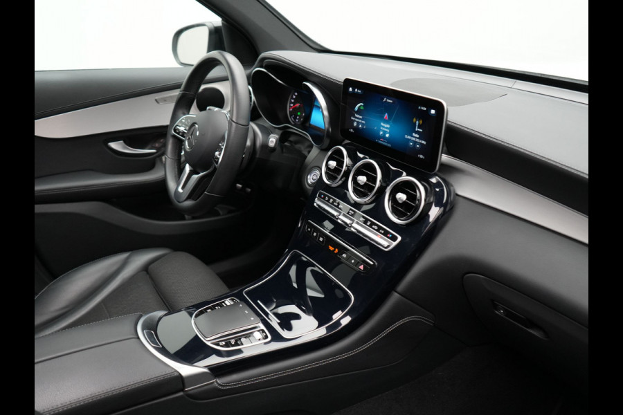 Mercedes-Benz GLC 300e 4MATIC AMG Night Plug in Hybrid 320pk | PHEV | Panodak | Trekhaak af Fabriek | Carplay | Navi | Camera | Spraakbediening | DAB | Stoelverwarming | Cruise Control |