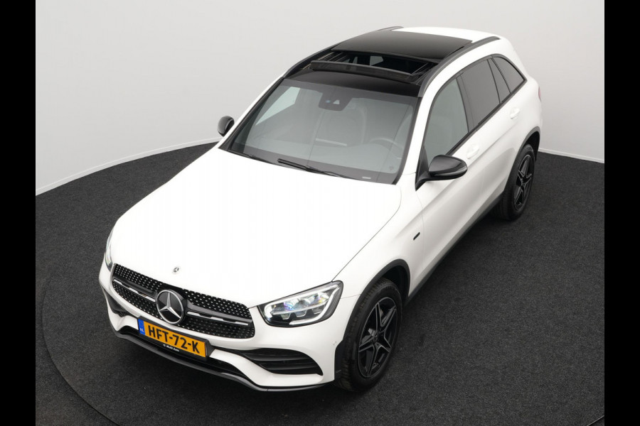 Mercedes-Benz GLC 300e 4MATIC AMG Night Plug in Hybrid 320pk | PHEV | Panodak | Trekhaak af Fabriek | Carplay | Navi | Camera | Spraakbediening | DAB | Stoelverwarming | Cruise Control |