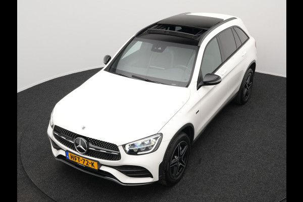 Mercedes-Benz GLC 300e 4MATIC AMG Night Plug in Hybrid 320pk | PHEV | Panodak | Trekhaak af Fabriek | Carplay | Navi | Camera | Spraakbediening | DAB | Stoelverwarming | Cruise Control |
