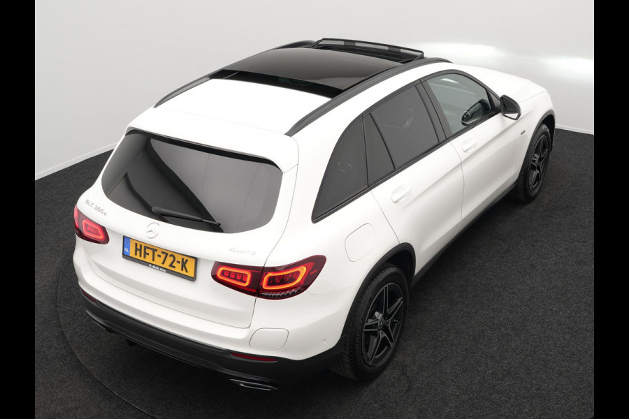 Mercedes-Benz GLC 300e 4MATIC AMG Night Plug in Hybrid 320pk | PHEV | Panodak | Trekhaak af Fabriek | Carplay | Navi | Camera | Spraakbediening | DAB | Stoelverwarming | Cruise Control |