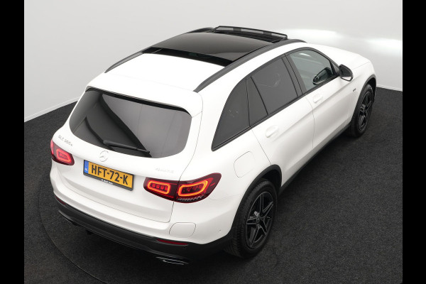 Mercedes-Benz GLC 300e 4MATIC AMG Night Plug in Hybrid 320pk | PHEV | Panodak | Trekhaak af Fabriek | Carplay | Navi | Camera | Spraakbediening | DAB | Stoelverwarming | Cruise Control |