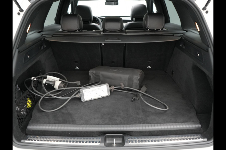 Mercedes-Benz GLC 300e 4MATIC AMG Night Plug in Hybrid 320pk | PHEV | Panodak | Trekhaak af Fabriek | Carplay | Navi | Camera | Spraakbediening | DAB | Stoelverwarming | Cruise Control |