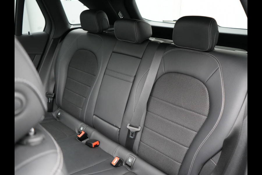 Mercedes-Benz GLC 300e 4MATIC AMG Night Plug in Hybrid 320pk | PHEV | Panodak | Trekhaak af Fabriek | Carplay | Navi | Camera | Spraakbediening | DAB | Stoelverwarming | Cruise Control |
