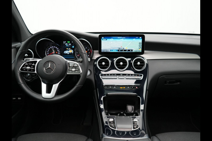Mercedes-Benz GLC 300e 4MATIC AMG Night Plug in Hybrid 320pk | PHEV | Panodak | Trekhaak af Fabriek | Carplay | Navi | Camera | Spraakbediening | DAB | Stoelverwarming | Cruise Control |