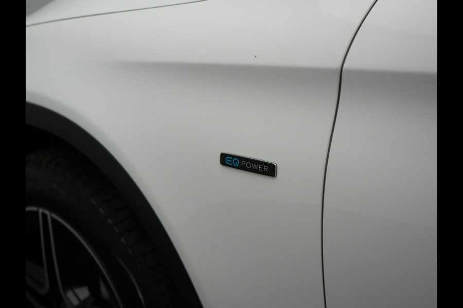 Mercedes-Benz GLC 300e 4MATIC AMG Night Plug in Hybrid 320pk | PHEV | Panodak | Trekhaak af Fabriek | Carplay | Navi | Camera | Spraakbediening | DAB | Stoelverwarming | Cruise Control |