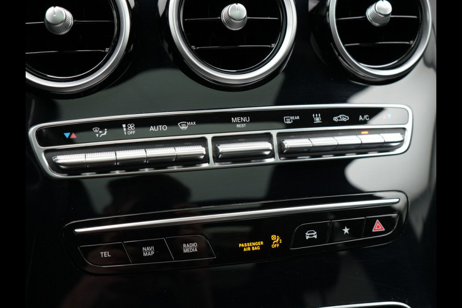 Mercedes-Benz GLC 300e 4MATIC AMG Night Plug in Hybrid 320pk | PHEV | Panodak | Trekhaak af Fabriek | Carplay | Navi | Camera | Spraakbediening | DAB | Stoelverwarming | Cruise Control |