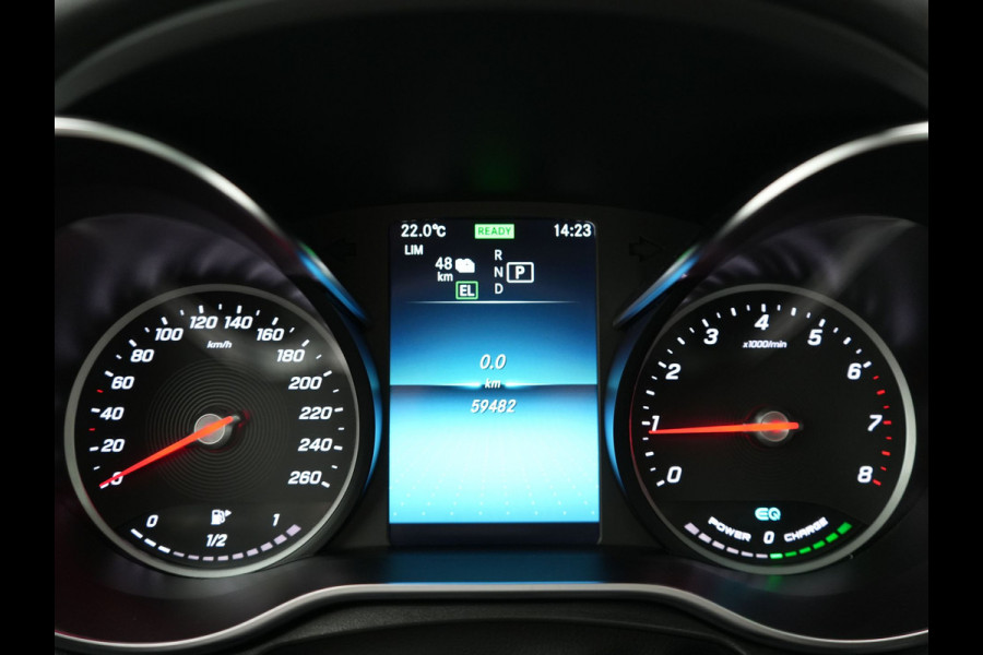 Mercedes-Benz GLC 300e 4MATIC AMG Night Plug in Hybrid 320pk | PHEV | Panodak | Trekhaak af Fabriek | Carplay | Navi | Camera | Spraakbediening | DAB | Stoelverwarming | Cruise Control |