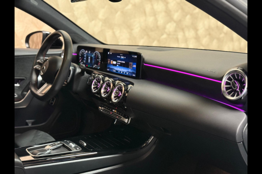 Mercedes-Benz A-Klasse 250 e AMG Line | pano | sfeerverlichting | camera | Stoelverwarming | keyless