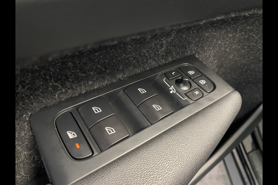 Volvo XC40 2.0 T4 Momentum Navigatie Full-led Trekhaak