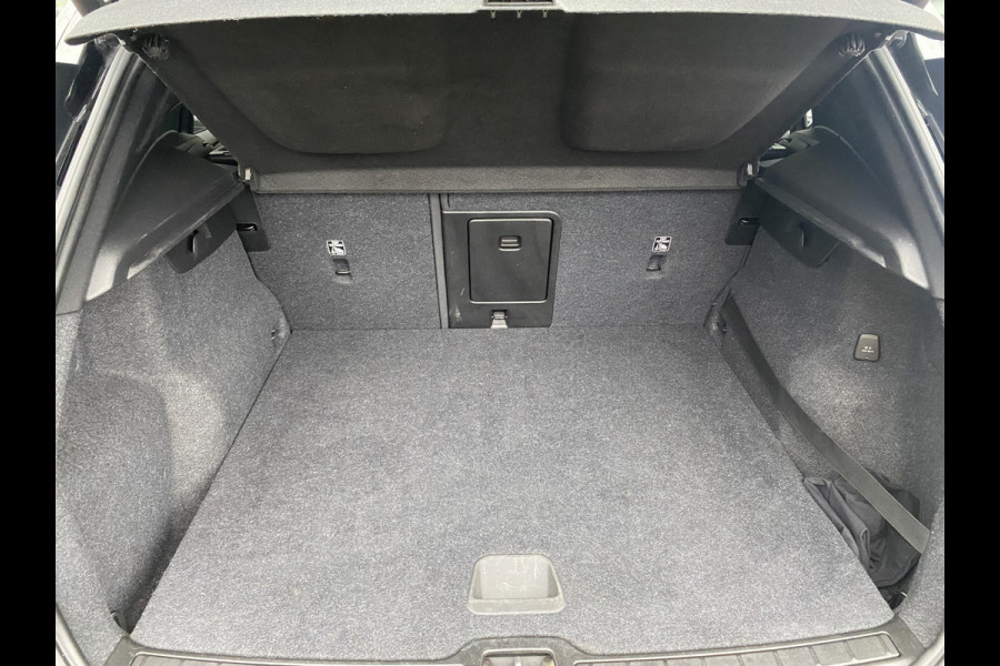Volvo XC40 2.0 T4 Momentum Navigatie Full-led Trekhaak