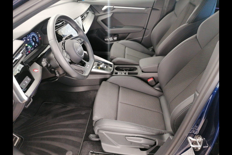 Audi A3 Sportback 45 TFSI e S-LINE ** LED, VIRTUAL, PANORAMA, ACC, SPOORASS, CAMERA ** 1e EIG - Slechts 18.500 km. ** ** INFORMEER OOK NAAR ONZE AANTREKKELIJKE FINANCIAL-LEASE TARIEVEN **