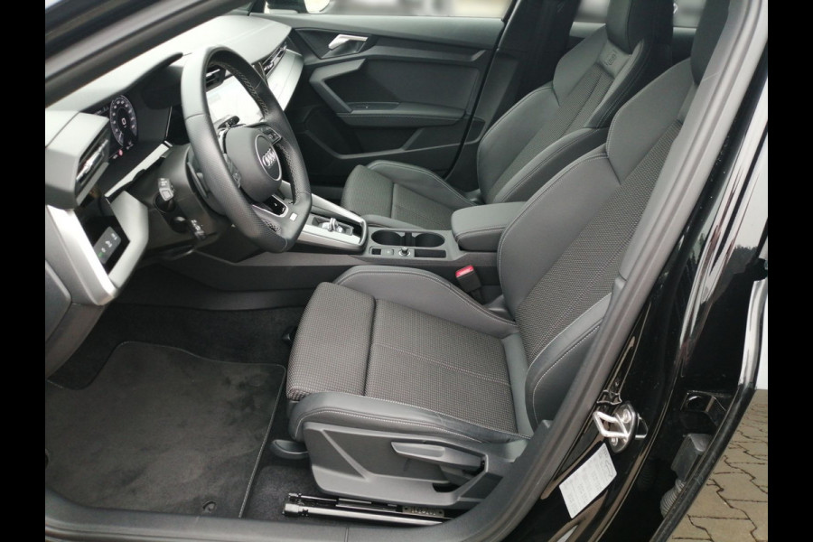 Audi A3 Sportback 40 TFSI e S-LINE ** LED, VIRTUAL, PANORAMA, ACC, 18-inch LMV, SPIEGELPACK ** 1e Eig - Slechts 25.500 km. ** ** INFORMEER OOK NAAR ONZE AANTREKKELIJKE FINANCIAL-LEASE TARIEVEN **