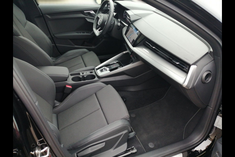Audi A3 Sportback 40 TFSI e S-LINE ** LED, VIRTUAL, PANORAMA, ACC, 18-inch LMV, SPIEGELPACK ** 1e Eig - Slechts 25.500 km. ** ** INFORMEER OOK NAAR ONZE AANTREKKELIJKE FINANCIAL-LEASE TARIEVEN **