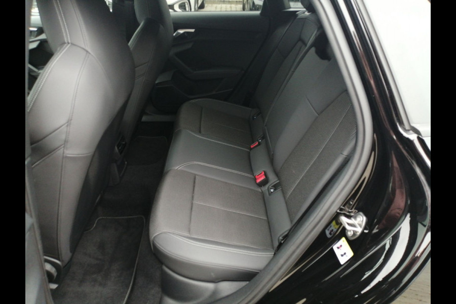 Audi A3 Sportback 40 TFSI e S-LINE ** LED, VIRTUAL, PANORAMA, ACC, 18-inch LMV, SPIEGELPACK ** 1e Eig - Slechts 25.500 km. ** ** INFORMEER OOK NAAR ONZE AANTREKKELIJKE FINANCIAL-LEASE TARIEVEN **