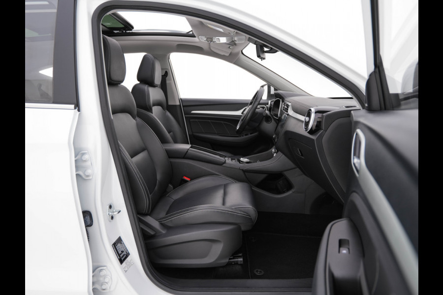 MG ZS EV Luxury 45 kWh (INCL-BTW) *PANO | FULL-LEATHER | CCS-FASTLOADER | KEYLESS | NAVI-FULLMAP | ADAPTIVE-CRUISE | CAMERA | HEATED-SEATS | CARPLAY | LANE-ASSIST | SPORT-SEATS | TOWBAR | 17"ALU*