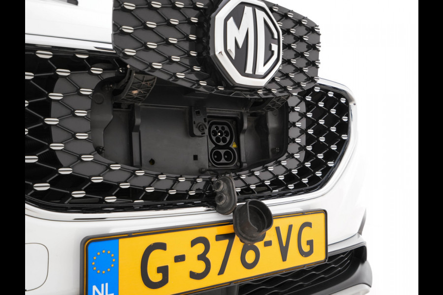 MG ZS EV Luxury 45 kWh (INCL-BTW) *PANO | FULL-LEATHER | CCS-FASTLOADER | KEYLESS | NAVI-FULLMAP | ADAPTIVE-CRUISE | CAMERA | HEATED-SEATS | CARPLAY | LANE-ASSIST | SPORT-SEATS | TOWBAR | 17"ALU*