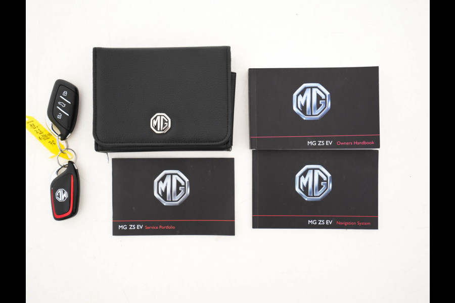MG ZS EV Luxury 45 kWh (INCL-BTW) *PANO | FULL-LEATHER | CCS-FASTLOADER | KEYLESS | NAVI-FULLMAP | ADAPTIVE-CRUISE | CAMERA | HEATED-SEATS | CARPLAY | LANE-ASSIST | SPORT-SEATS | TOWBAR | 17"ALU*
