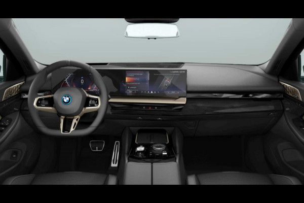 BMW 5 Serie Touring 550e xDrive - M-Sport Pro - Pano - M-Sportzetels - Bowers & Wilkins - Trekhaak