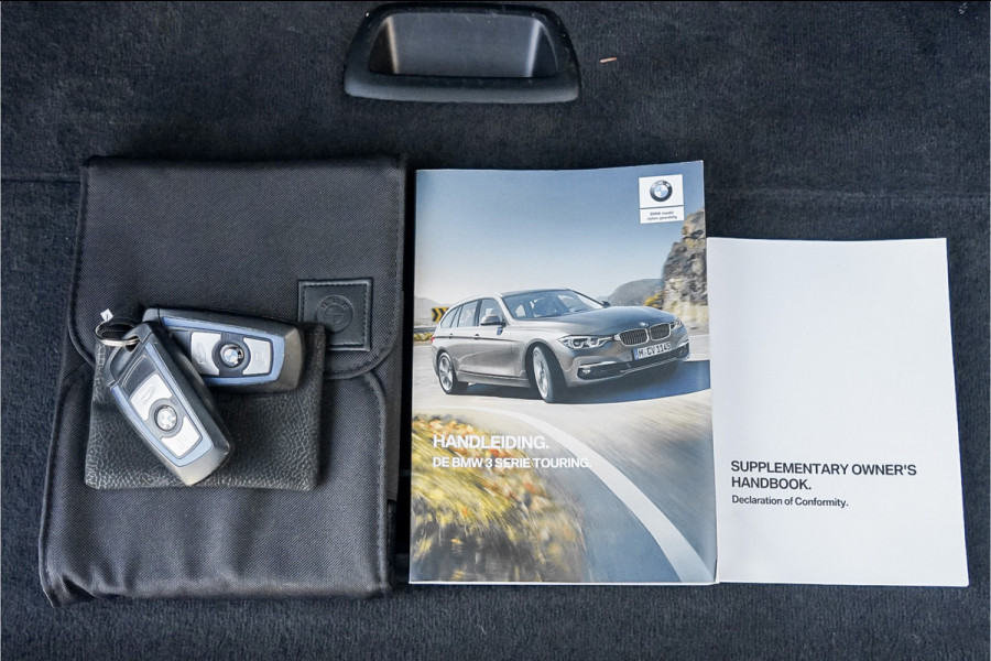 BMW 3 Serie Touring 320i Edition M Sport Shadow Pano Navi Pro Camera 19"