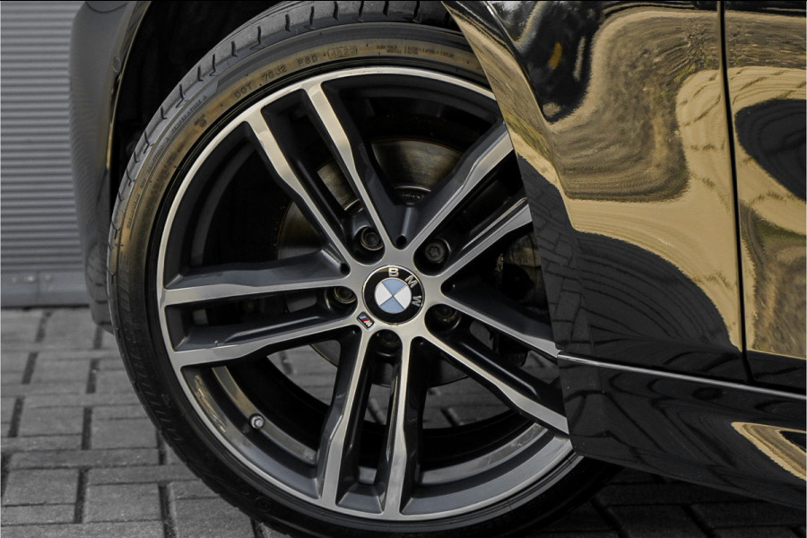 BMW 3 Serie Touring 320i Edition M Sport Shadow Pano Navi Pro Camera 19"