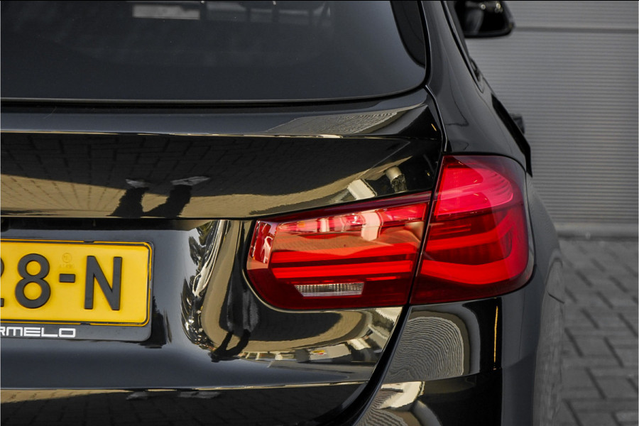 BMW 3 Serie Touring 320i Edition M Sport Shadow Pano Navi Pro Camera 19"