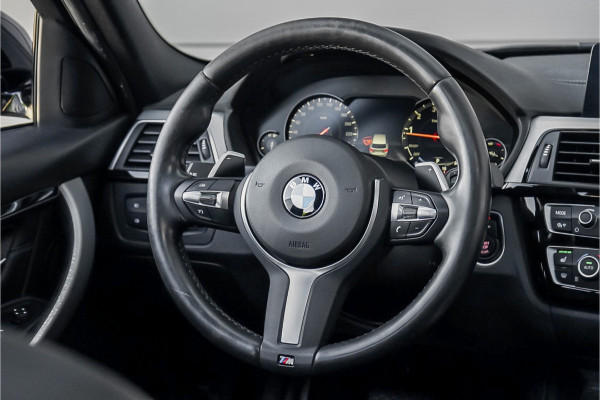 BMW 3 Serie Touring 320i Edition M Sport Shadow Pano Navi Pro Camera 19"