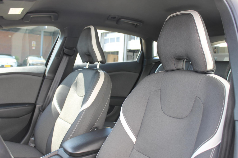 Volvo V40 T3 152PK Automaat Dynamic Edition Dealer onderhouden / Zwarte hemel / Standkachel / Navigatie / 17" lichtmetalen velgen / Cruise Control /