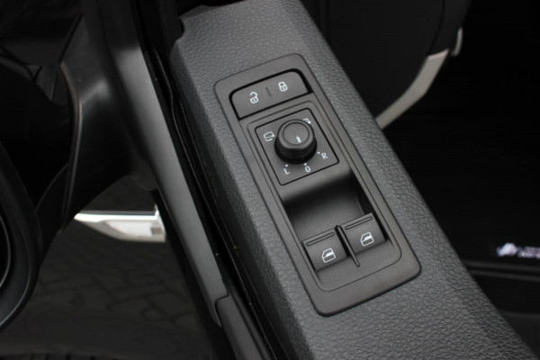 Volkswagen Transporter 2.0 TDI L2H1 DC 150PK JB- EDTION / LEDEREN BEKLEDING / TREKHAAK / APPLE CARPLAY / AIRCO / NAVIGATIE / FULL