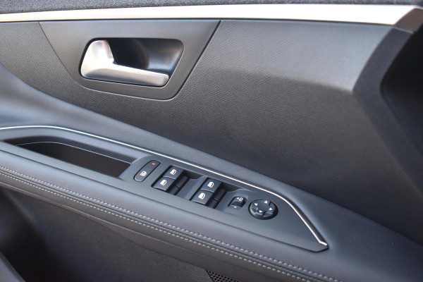 Peugeot 3008 1.2 PureTech 130PK Allure | Carplay | Camera | 19 inch. | Incl. garantie