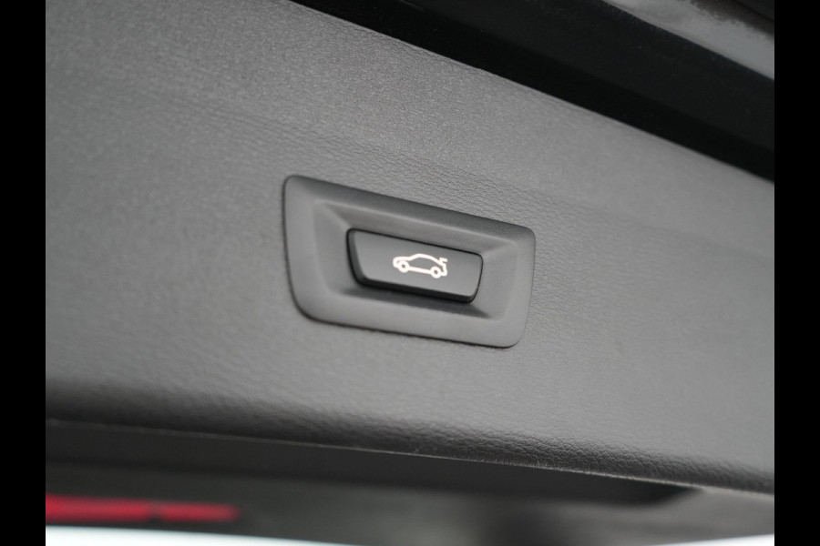 BMW X1 xDrive25e X Line Plug In Hybrid 221pk Dealer O.H. PHEV | Sportstoelen Verwarmd | Adaptive Cruise | Navigatie | Sfeerverlichting | Climate Control | DAB | LED Koplampen | L.M. 18" |