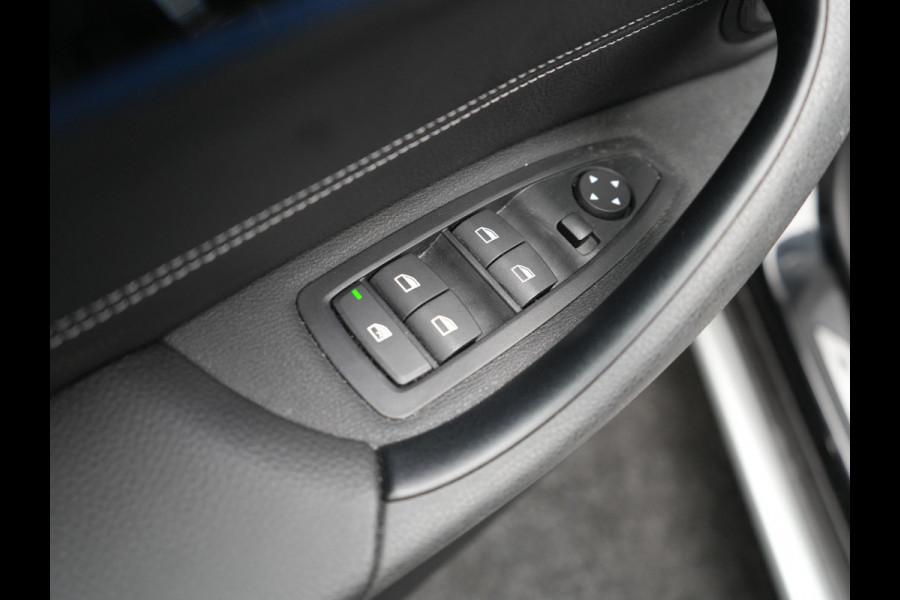 BMW X1 xDrive25e X Line Plug In Hybrid 221pk Dealer O.H. PHEV | Sportstoelen Verwarmd | Adaptive Cruise | Navigatie | Sfeerverlichting | Climate Control | DAB | LED Koplampen | L.M. 18" |