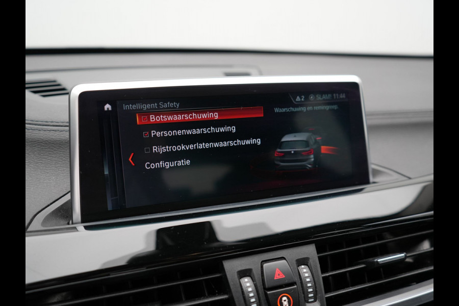 BMW X1 xDrive25e X Line Plug In Hybrid 221pk Dealer O.H. PHEV | Sportstoelen Verwarmd | Adaptive Cruise | Navigatie | Sfeerverlichting | Climate Control | DAB | LED Koplampen | L.M. 18" |