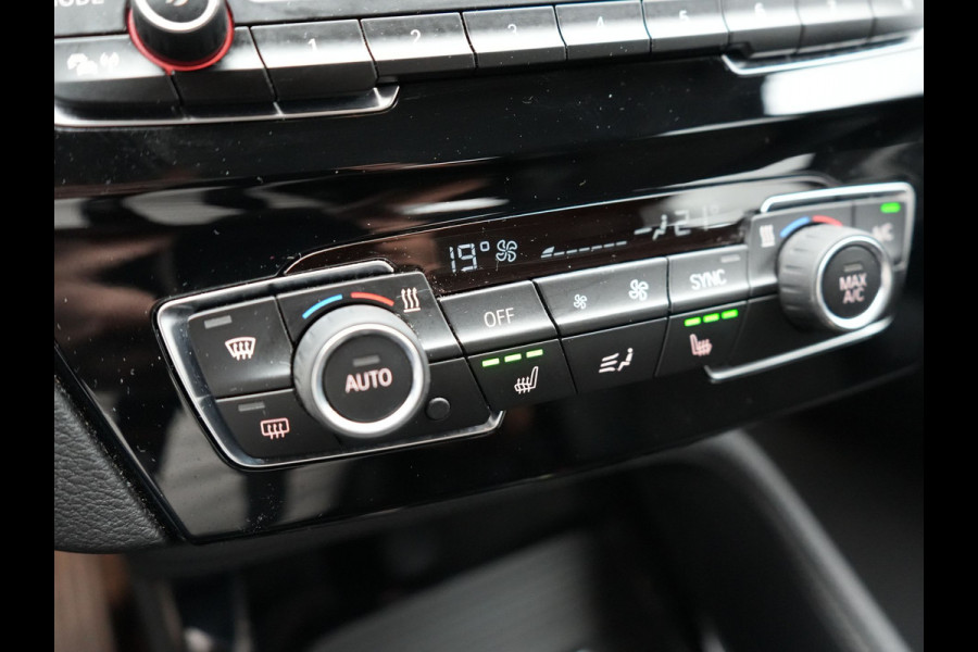 BMW X1 xDrive25e X Line Plug In Hybrid 221pk Dealer O.H. PHEV | Sportstoelen Verwarmd | Adaptive Cruise | Navigatie | Sfeerverlichting | Climate Control | DAB | LED Koplampen | L.M. 18" |