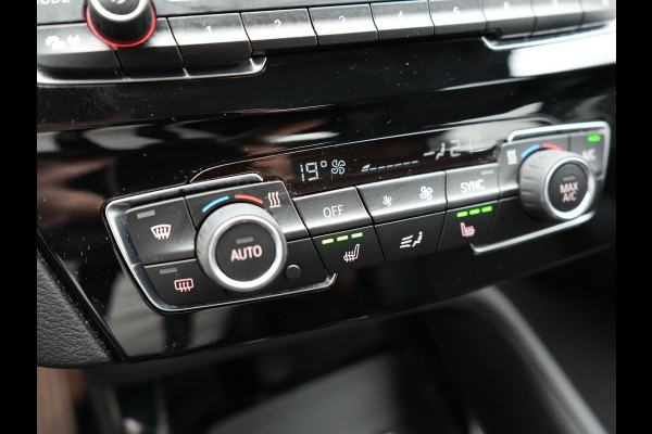 BMW X1 xDrive25e X Line Plug In Hybrid 221pk Dealer O.H. PHEV | Sportstoelen Verwarmd | Adaptive Cruise | Navigatie | Sfeerverlichting | Climate Control | DAB | LED Koplampen | L.M. 18" |