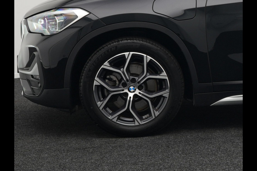 BMW X1 xDrive25e X Line Plug In Hybrid 221pk Dealer O.H. PHEV | Sportstoelen Verwarmd | Adaptive Cruise | Navigatie | Sfeerverlichting | Climate Control | DAB | LED Koplampen | L.M. 18" |