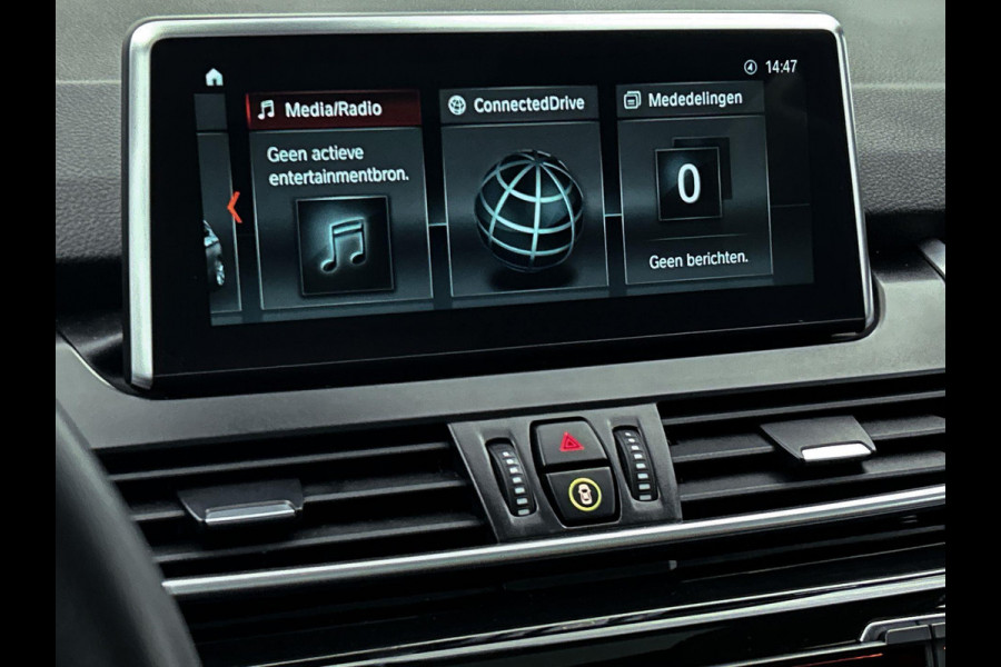 BMW 2 Serie Active Tourer 218i High Executive Automaat (PANORAMADAK, STOELVERWARMING, HEAD-UP, CAMERA, DEALER ONDERHOUDEN)