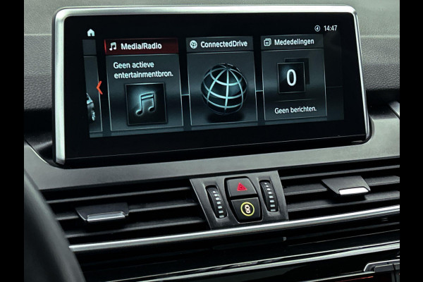BMW 2 Serie Active Tourer 218i High Executive Automaat (PANORAMADAK, STOELVERWARMING, HEAD-UP, CAMERA, DEALER ONDERHOUDEN)