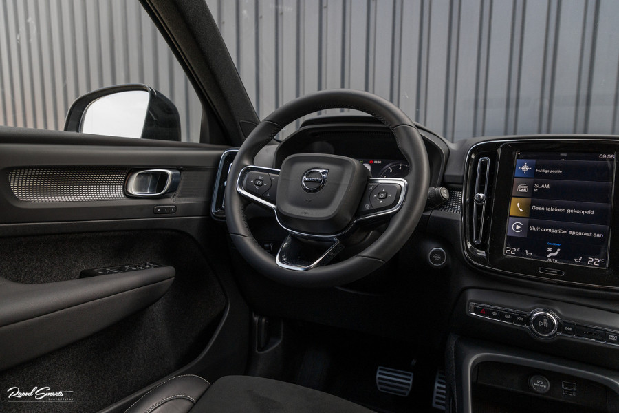 Volvo XC40 2.0 B4 R-Design | Memory | Cruise control | 360 camera | Apple carplay |
