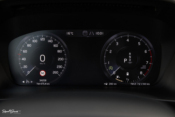 Volvo XC40 2.0 B4 R-Design | Memory | Cruise control | 360 camera | Apple carplay |