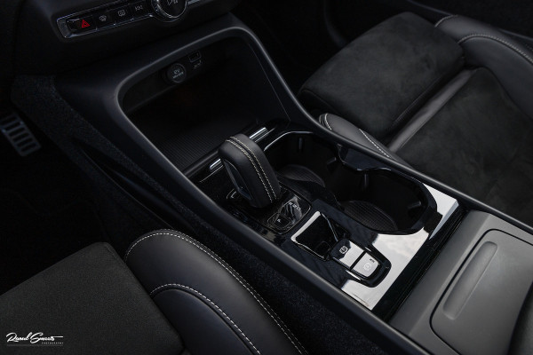 Volvo XC40 2.0 B4 R-Design | Memory | Cruise control | 360 camera | Apple carplay |