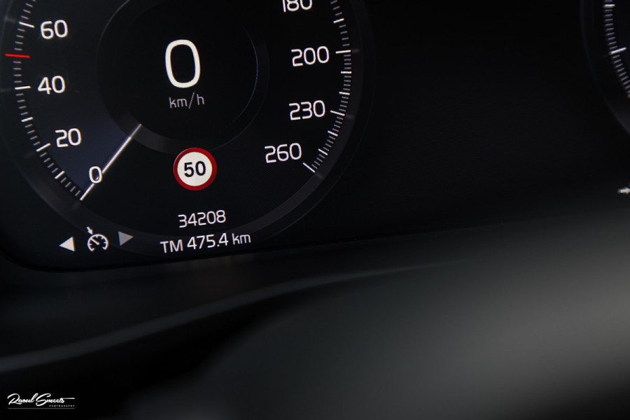 Volvo XC40 2.0 B4 R-Design | Memory | Cruise control | 360 camera | Apple carplay |