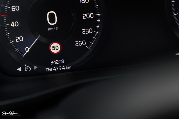 Volvo XC40 2.0 B4 R-Design | Memory | Cruise control | 360 camera | Apple carplay |