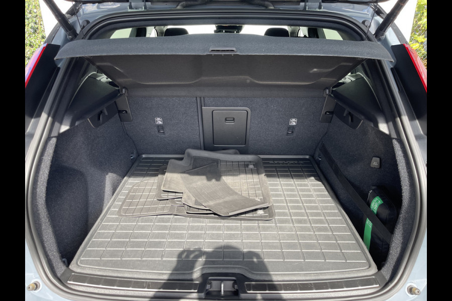 Volvo XC40 2.0 B4 R-Design | Trekhaak | CarPay | Camera | Keyless | LED | 18 inch