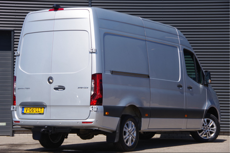 Mercedes-Benz Sprinter 319 3.0 CDI V6 L2H2 AUT. LED, LEDER, 3.5T TREKHAAK, ADAPT. CRUISE, 360 CAMERA, MBUX 10'', MISTLAMPEN, CLIMA, PARKEERSENSOREN, AP