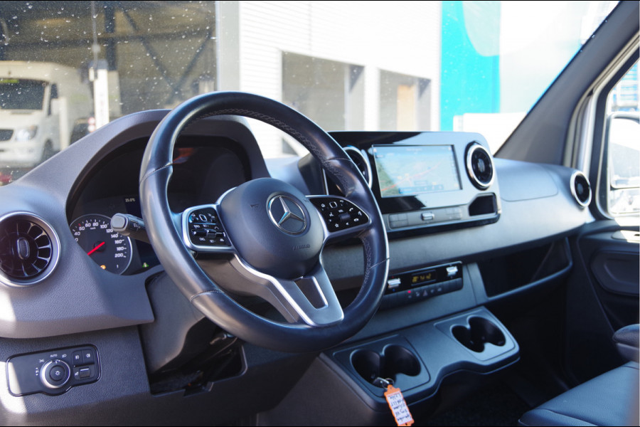 Mercedes-Benz Sprinter 319 3.0 CDI V6 L2H2 AUT. LED, LEDER, 3.5T TREKHAAK, ADAPT. CRUISE, 360 CAMERA, MBUX 10'', MISTLAMPEN, CLIMA, PARKEERSENSOREN, AP