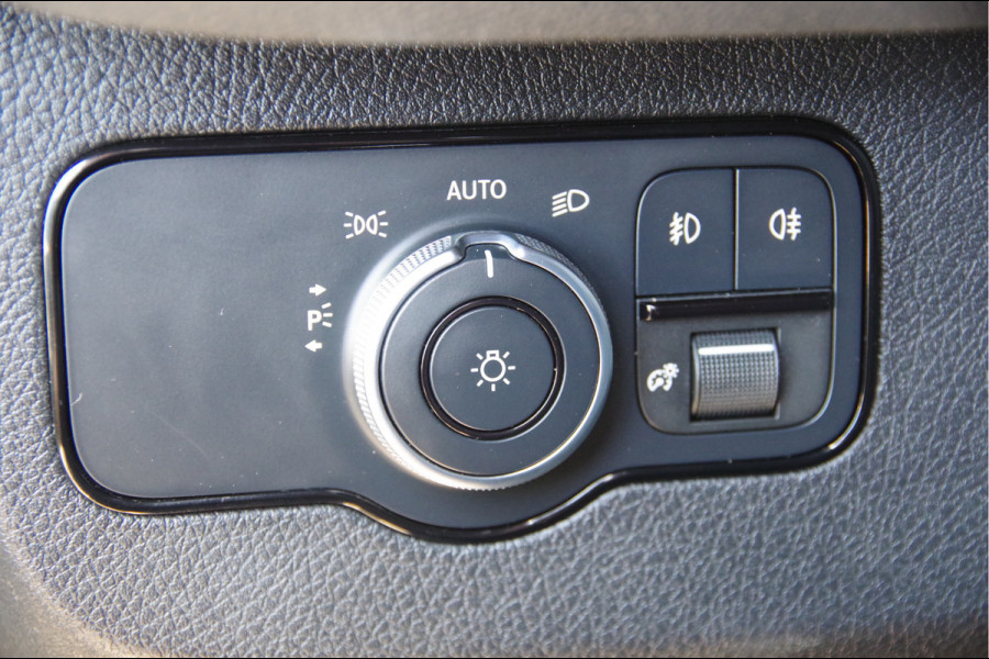 Mercedes-Benz Sprinter 319 3.0 CDI V6 L2H2 AUT. LED, LEDER, 3.5T TREKHAAK, ADAPT. CRUISE, 360 CAMERA, MBUX 10'', MISTLAMPEN, CLIMA, PARKEERSENSOREN, AP