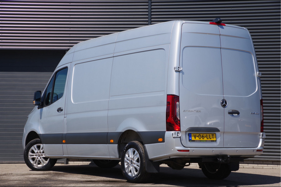 Mercedes-Benz Sprinter 319 3.0 CDI V6 L2H2 AUT. LED, LEDER, 3.5T TREKHAAK, ADAPT. CRUISE, 360 CAMERA, MBUX 10'', MISTLAMPEN, CLIMA, PARKEERSENSOREN, AP
