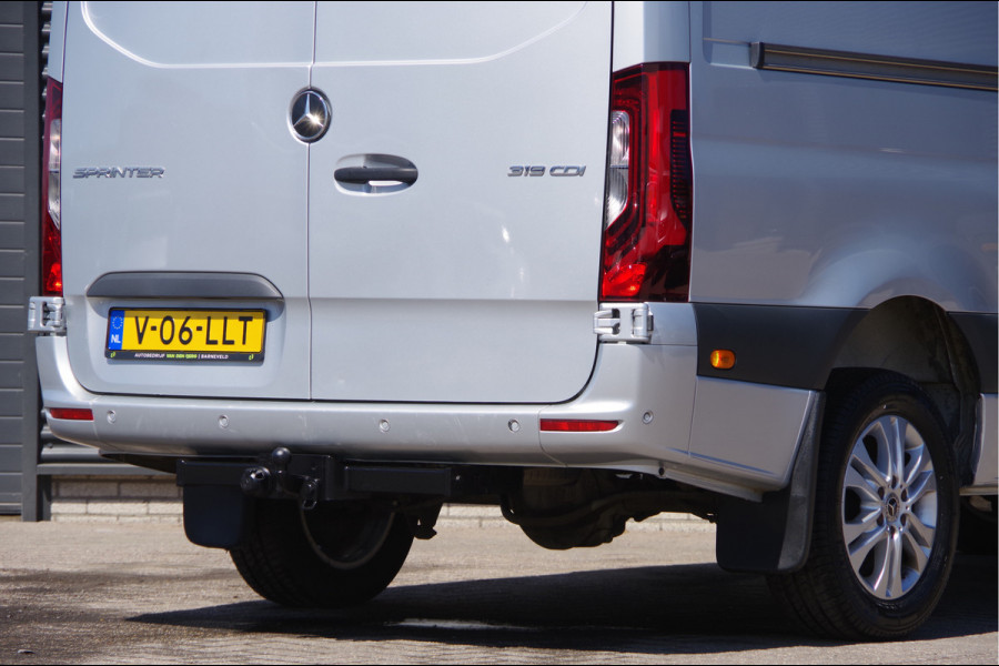 Mercedes-Benz Sprinter 319 3.0 CDI V6 L2H2 AUT. LED, LEDER, 3.5T TREKHAAK, ADAPT. CRUISE, 360 CAMERA, MBUX 10'', MISTLAMPEN, CLIMA, PARKEERSENSOREN, AP
